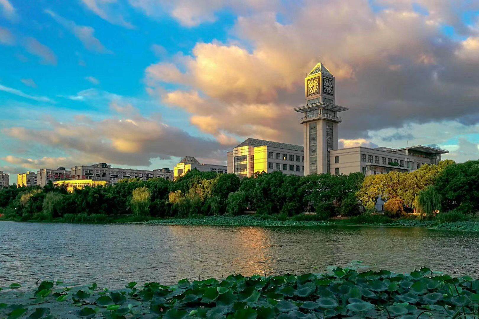 中南财经政法大学登上《中国高等教育》封面！_文波楼